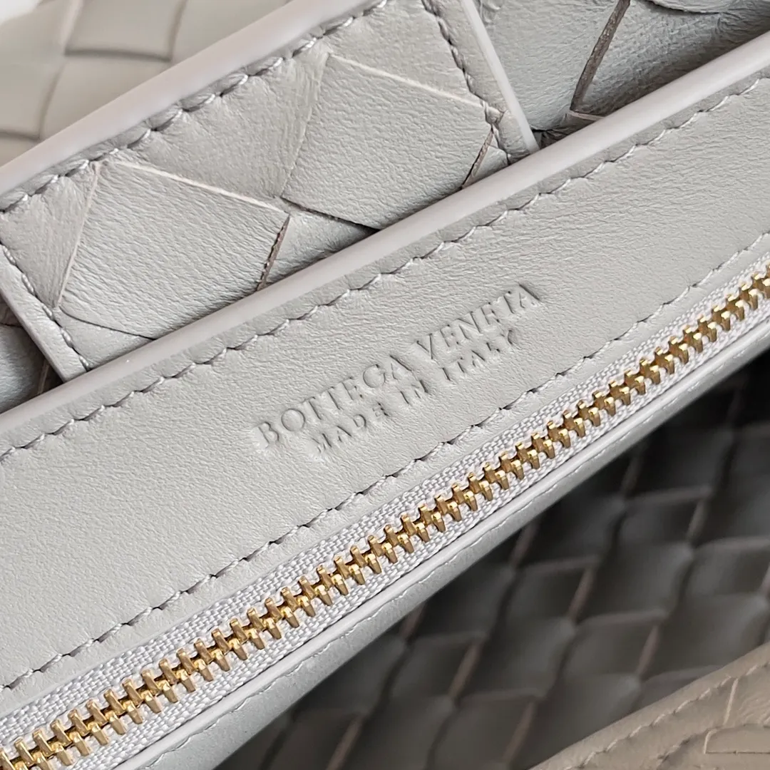 The 2023 new Andiamo batch of 1860 BV has been shipped‼ ️Really popular🔥The new Andiamo woven handbag launched by Bottega Veneta this season is really popular all over the world! ! Celebrities at home and abroad have worn it, and Oscar-winning actress Michelle Yeoh has taken it out on the street. Song Jia, Trai Yara, Yu Feihong, Sanji Ayaka, Rosie Hunting-Whiteley, Yoshioka Riho, etc. have all picked up this bag. It is classic and versatile, showing off its temperament, and the bag capacity is also large, which is very convenient for daily commuting! ! A variety of carrying methods, the shoulder straps can be adjusted by yourself, the original lambskin feels soft and delicate, and the neutral style is made to break gender boundaries and bring a more practical and longer-lasting use experience. Andiamo, which has both elegant and casual styles, perfectly interprets the true appearance of "fashionable old money style". Style number: 743568 Size: 25*22*10.5cm